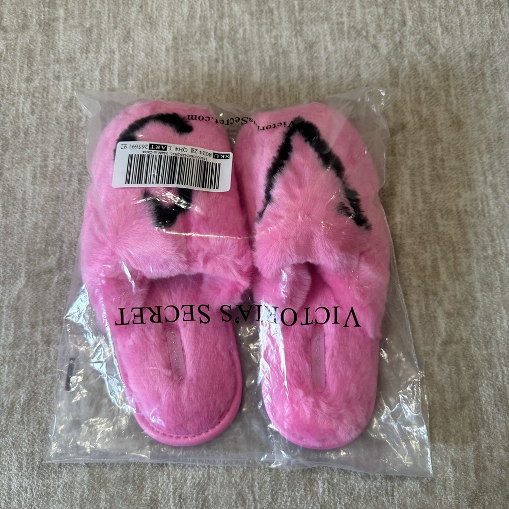 Victoria’s Secret closed toe faux fur slippers size large pink